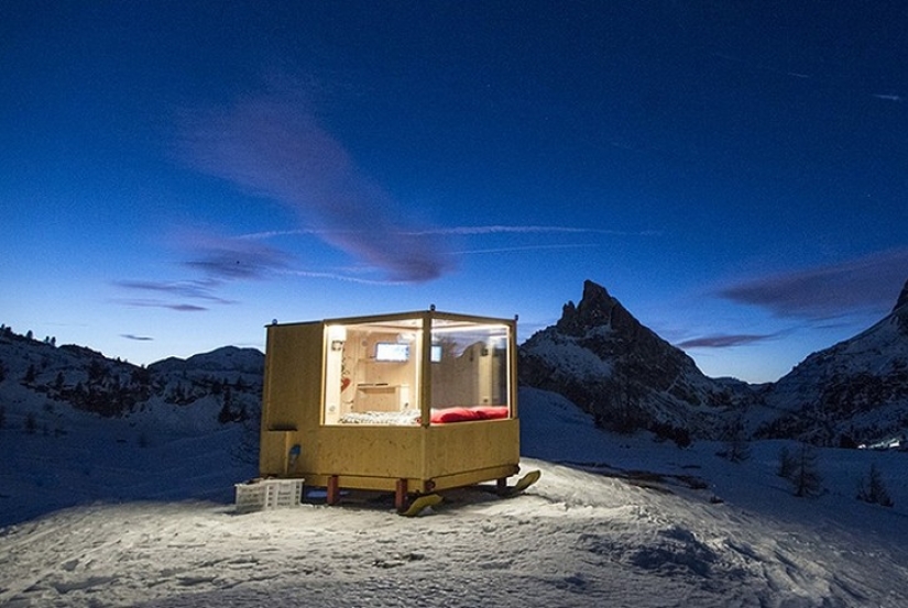 Instead of tent: trailer-sled for the romantic nights