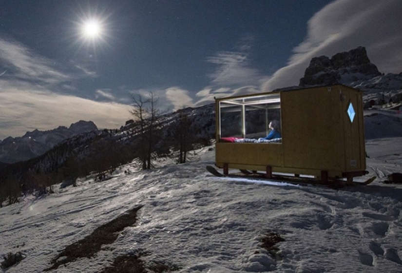 Instead of tent: trailer-sled for the romantic nights