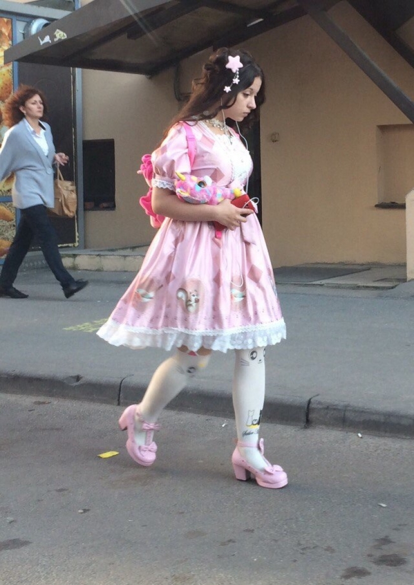 Intelligent crazy, or Strange fashion of St. Petersburg streets