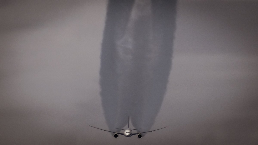 It turns out that the pilots of passenger Airliners — the best photographers