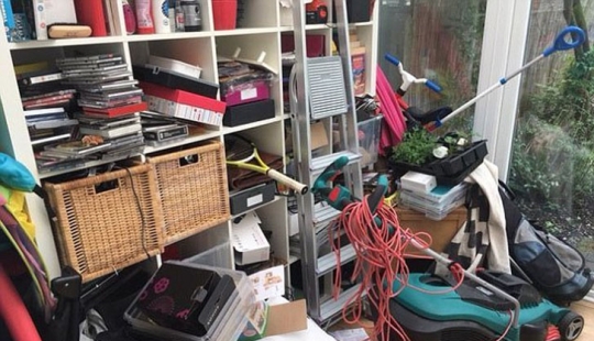 Kill a hoarder: how to destroy the mess in the room with the help of a specialist