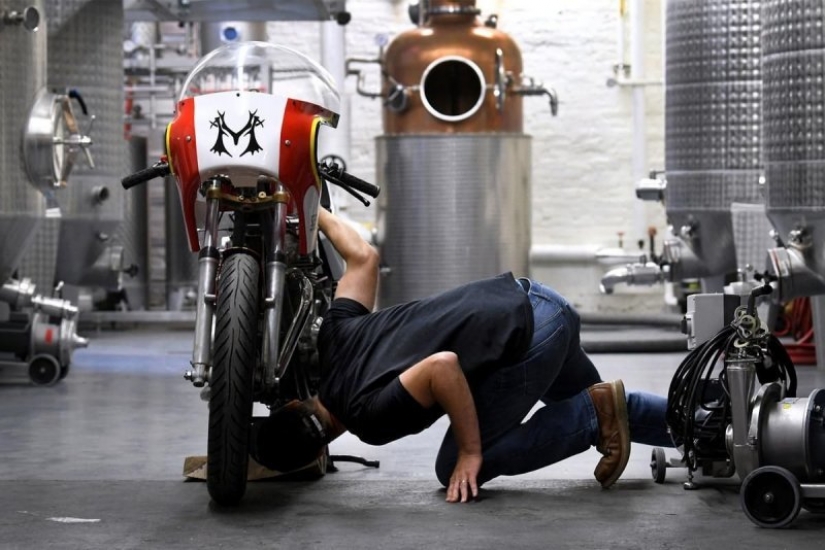 La American recogido una motocicleta que se ejecuta en vodka y batir el récord de velocidad