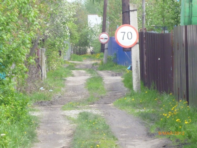La basura al aire libre: la aldea rusa está muy vivo
