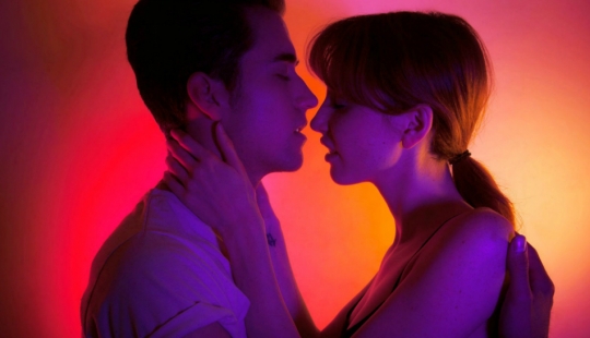 La belleza misteriosa de un beso