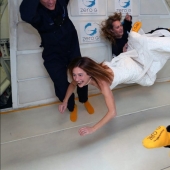 La eterna novia: el hombre de 12 años fotografiando mujer en vestido de novia de todo el mundo