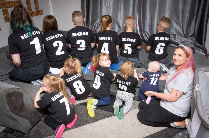 La familia de equipo de fútbol: la pareja tiene 11 hijos y les dio los números para evitar confusiones