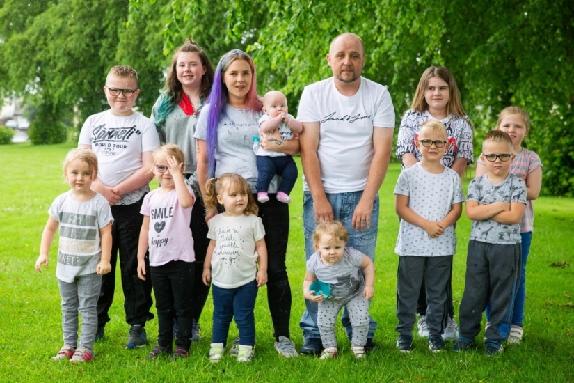 La familia de equipo de fútbol: la pareja tiene 11 hijos y les dio los números para evitar confusiones