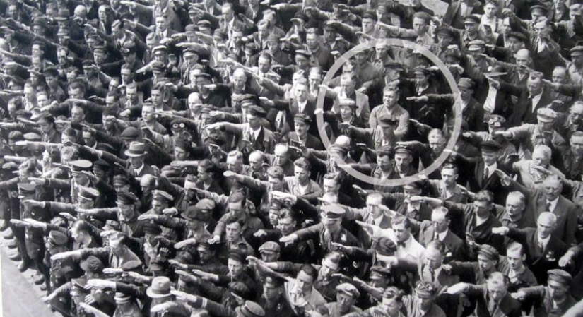 La historia Ago Landmesser — la persona en la foto, no levantó la mano en un saludo Nazi