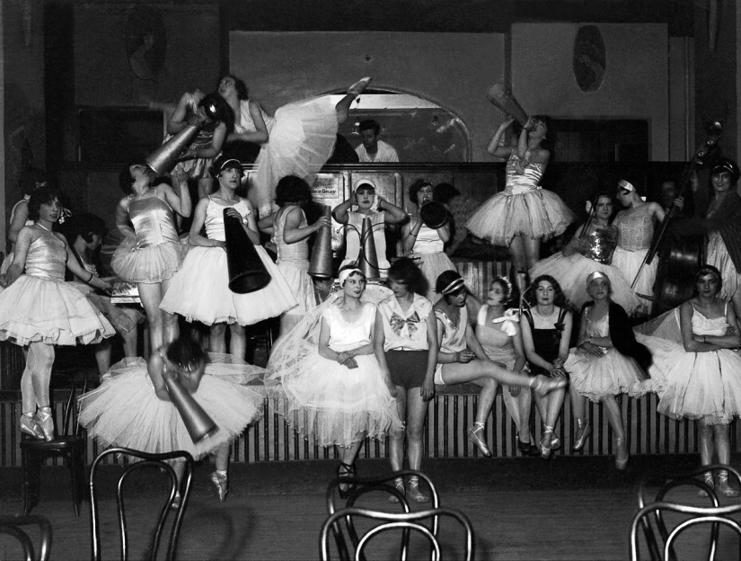 La historia milenaria de los principales del mundo del cabaret "Moulin Rouge" en las fotos
