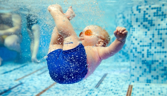 La madre recibe amenazas de muerte por lo que se le permitió tirar de 8 meses de edad, hijo de la piscina para una lección sobre la supervivencia