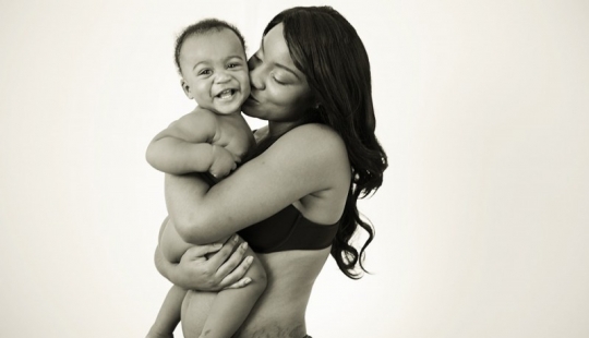 La maternidad más estrías y cicatrices: el photocycle de cómo las mujeres se enamoran de su cuerpo después del parto