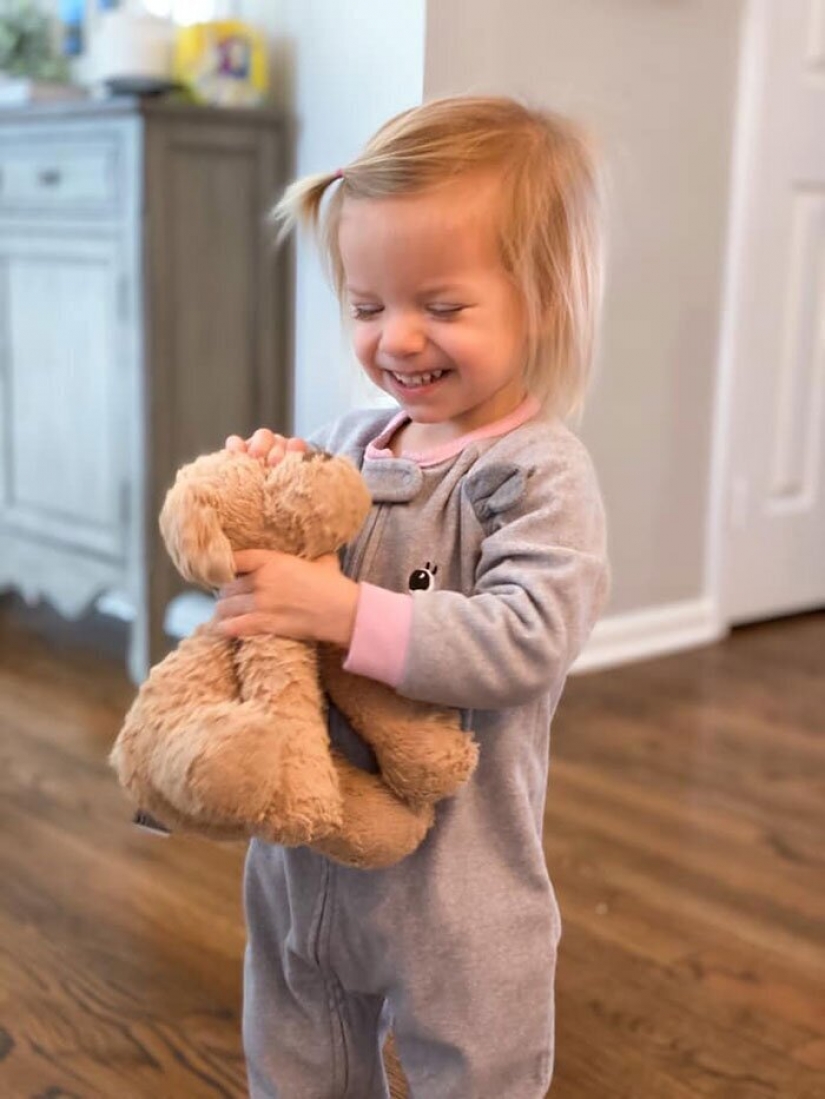 La niña había olvidado en el otro peluche, pero el personal se encargó de ello