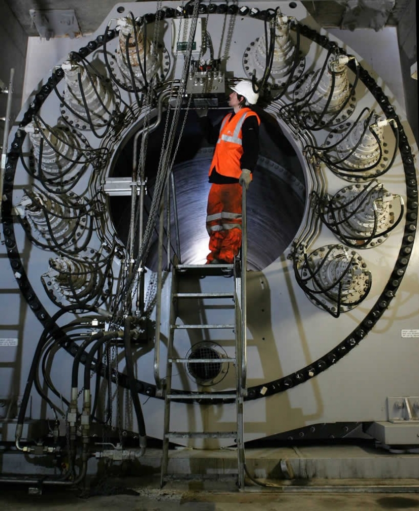 La rueda de Falkirk — una única rotación de la estructura, lo que plantea la totalidad de los buques