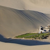 Lago de la media luna — Chino-oasis en el desierto