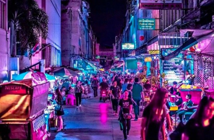 Las calles de luces de neón: la noche en Bangkok el objetivo de Javier Portela