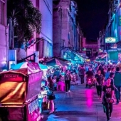 Las calles de luces de neón: la noche en Bangkok el objetivo de Javier Portela