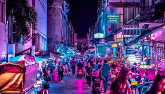 Las calles de luces de neón: la noche en Bangkok el objetivo de Javier Portela