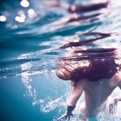 Las niñas y la absorción de agua de los elementos de Neil Craver