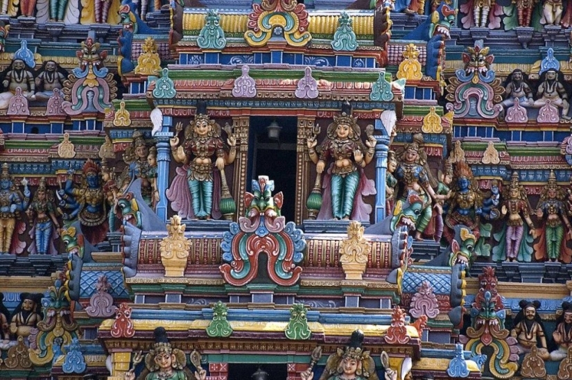 Las paredes de este templo de la India consisten en miles de esculturas