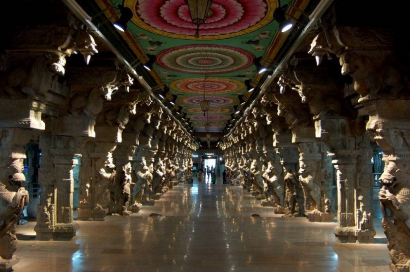 Las paredes de este templo de la India consisten en miles de esculturas