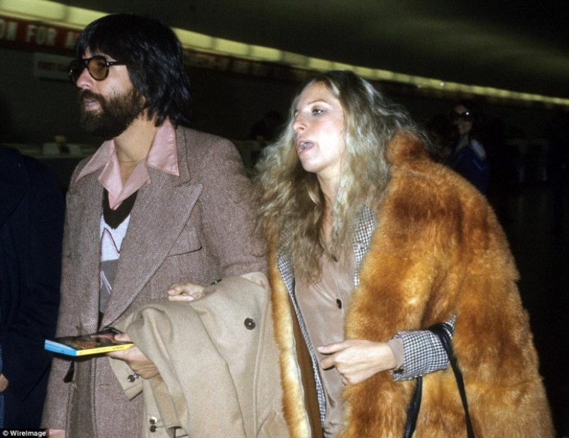 Las pieles, los cigarros y los paparazzi: ¿cómo las celebridades que viajó en los años 70