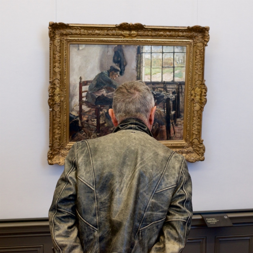 Life repeats art: Austrian photographs of Museum visitors, "matched" with pictures