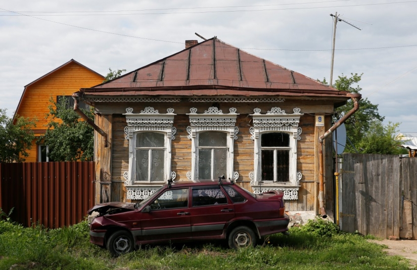 Monuments of Russian architecture: disruption, satellite dishes and plastic Windows