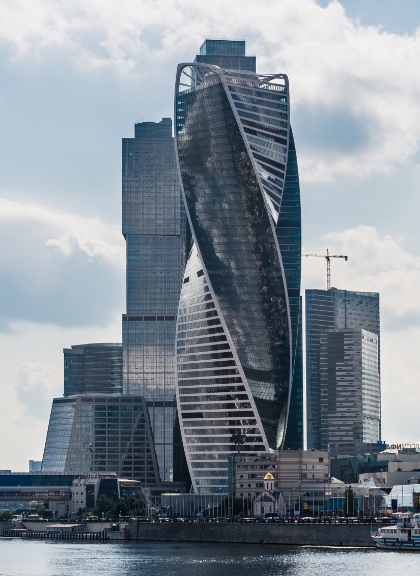 Moscow tower "Evolution" and 12 spiral skyscrapers of the world