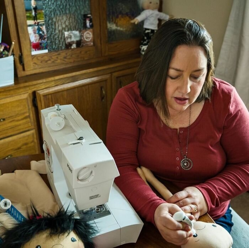 Mujer cose una muñeca especial para niños con discapacidades