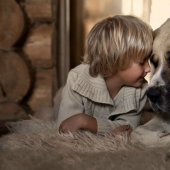 Mujer rusa crea impresionantes fotografías de sus hijos con los animales en el pueblo