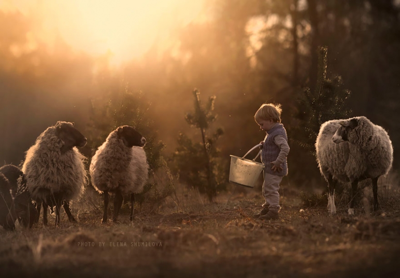 Mujer rusa crea impresionantes fotografías de sus hijos con los animales en el pueblo