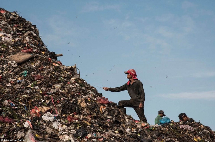 "Nasty mundo": 3000 familias con niños viven en un enorme basurero