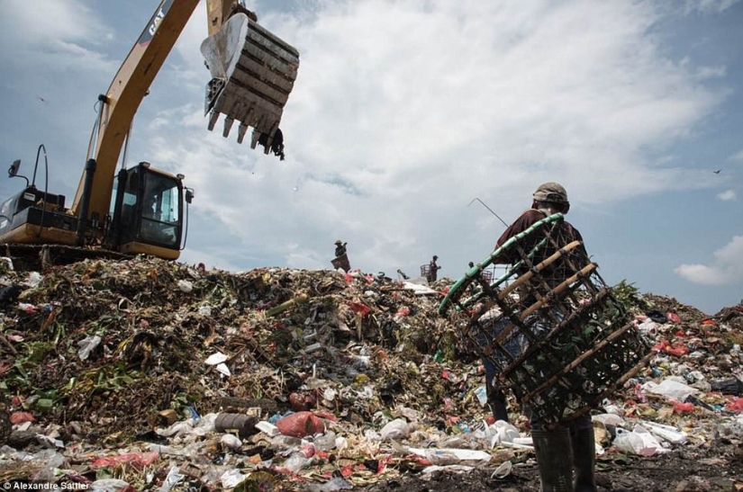 "Nasty mundo": 3000 familias con niños viven en un enorme basurero
