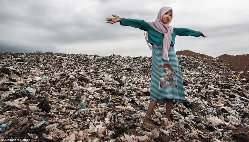 "Nasty world": as 3000 families with children live on a huge dump