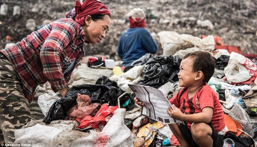 "Nasty world": as 3000 families with children live on a huge dump