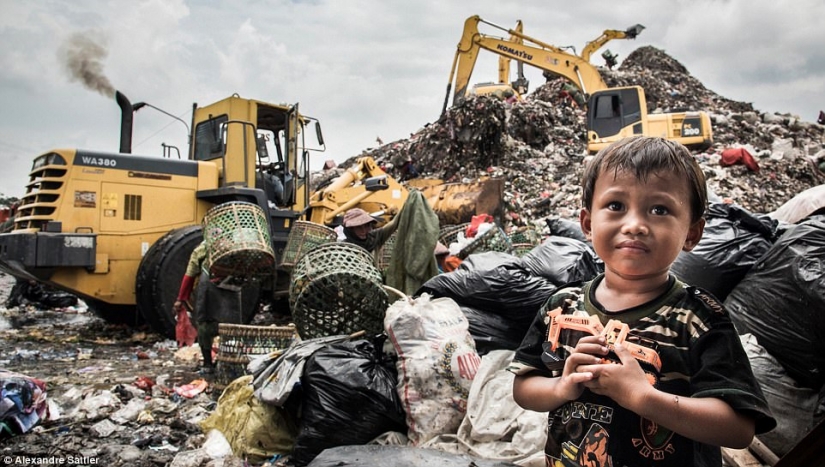 "Nasty world": as 3000 families with children live on a huge dump