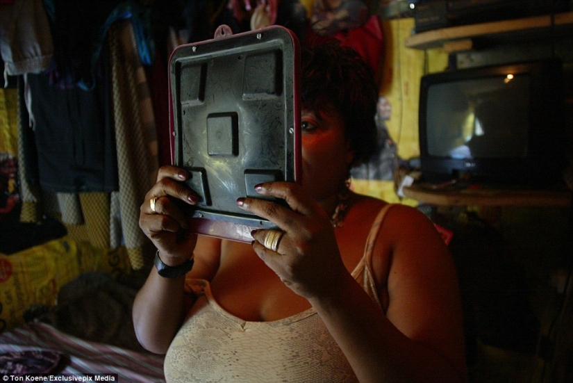 "Ángeles de la muerte": las fotos de las prostitutas de Nigeria, donde el SIDA se reclama 10 millones de vidas al año