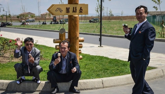 No de la depresión de Corea del Norte: jugando en la playa de las niñas, tiendas de moda y restaurantes No de la depresión de Corea del Norte: jugando en la playa de las niñas, tiendas de moda y restaurantes