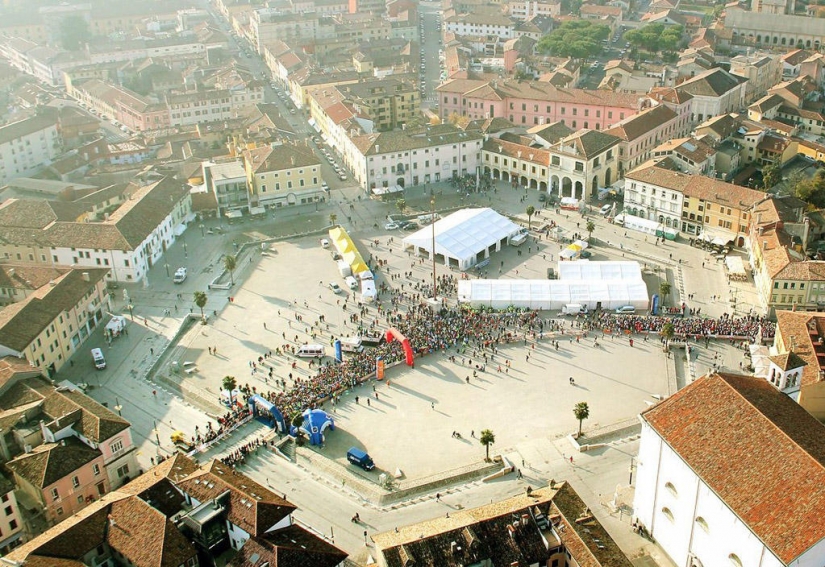 Palmanova es simétrica de la fortaleza de la ciudad en Italia