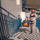 Pan y circo: Yakut strippers comenzó a llevar la pizza se quedo sin trabajo