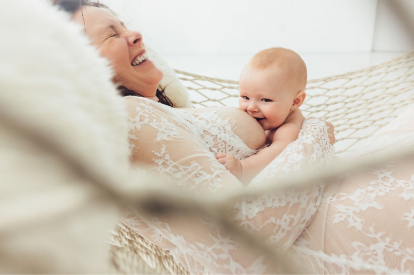 Photographer takes nursing mothers and it is very beautiful