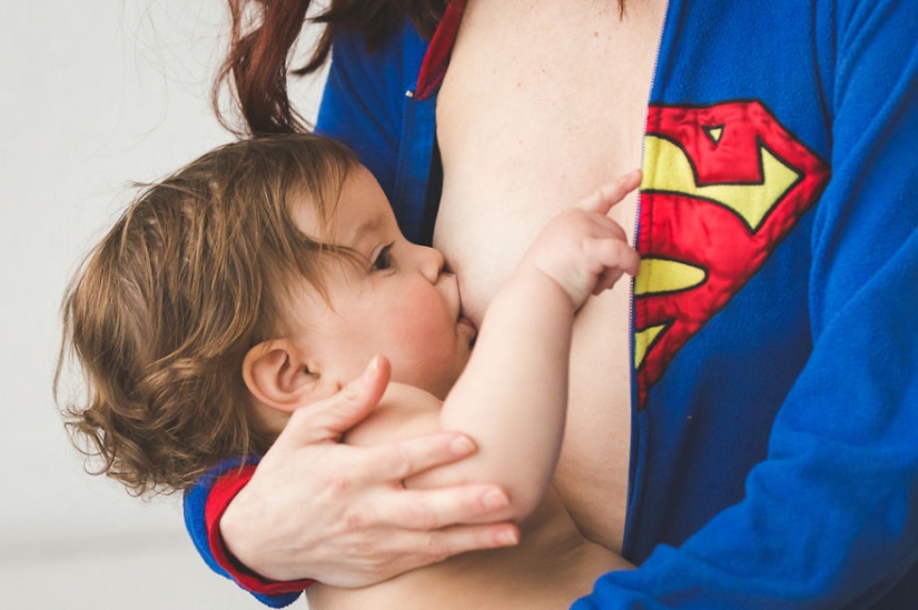 Photographer takes nursing mothers and it is very beautiful