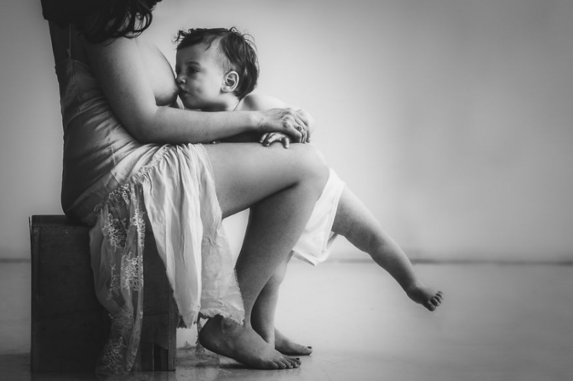 Photographer takes nursing mothers and it is very beautiful