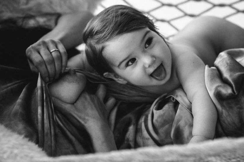 Photographer takes nursing mothers and it is very beautiful