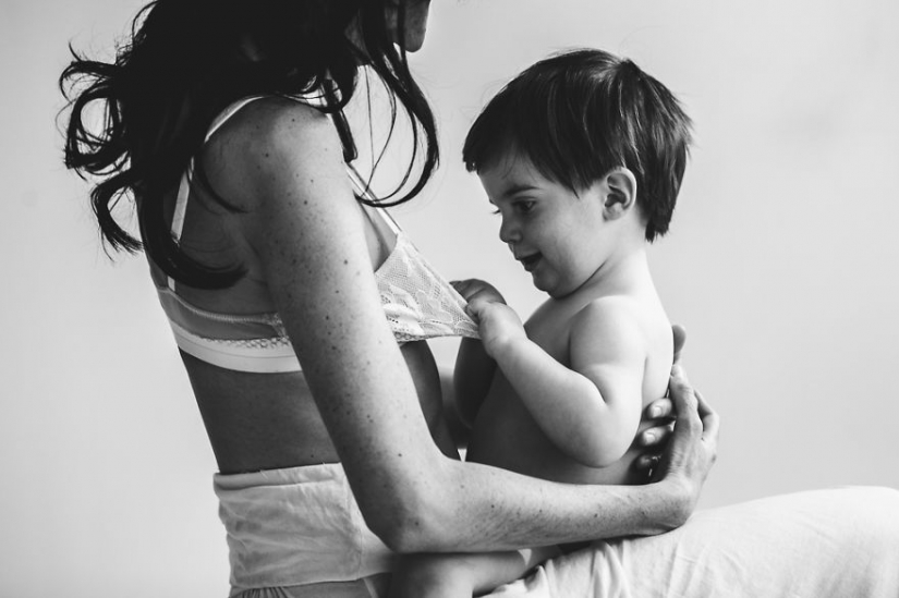 Photographer takes nursing mothers and it is very beautiful