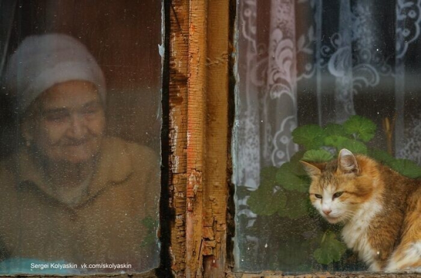 Pictures of a person, who is traveling in Russia with a camera in his hands