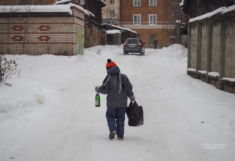 Pictures of a person, who is traveling in Russia with a camera in his hands