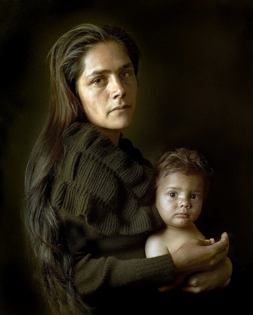 Poignant portraits of the Iberian Roma in the style of old paintings