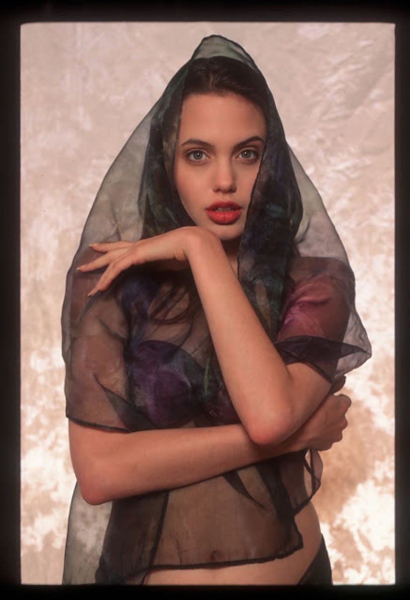 Raras imágenes de rodaje de 16 años de Angelina Jolie en lencería