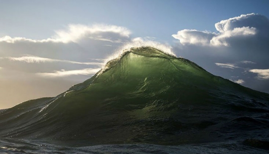 Ray Collins ha congelado las olas del mar y los hizo ver como majestuosas montañas